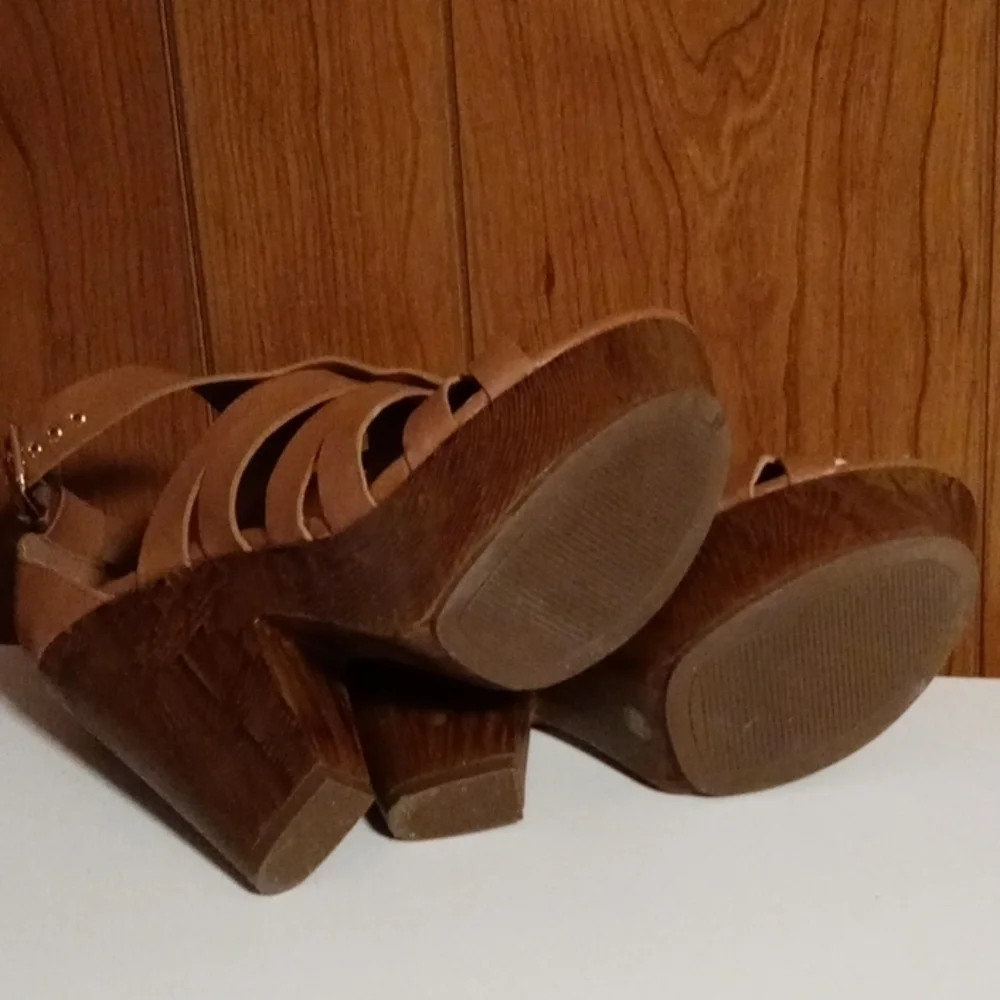 Guess platform sandal tan 8 with a 5
